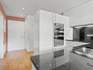 Apartment Kulm 1 by Interhome的厨房或小厨房