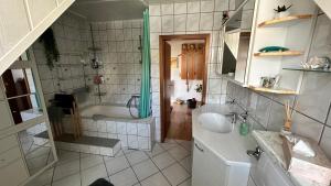 Koupelna v ubytování Gästezimmer zum Waldsachsener Grund