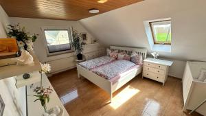 Postel nebo postele na pokoji v ubytování Gästezimmer zum Waldsachsener Grund