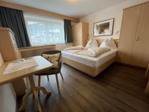 pokój hotelowy z łóżkiem i biurkiem w obiekcie Franzele Appartements & Breakfast w Solden