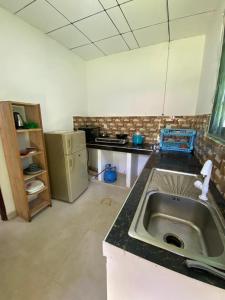 una cocina con fregadero y encimera en Gama villa, en Ahangama