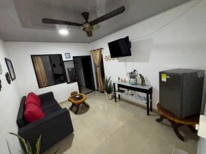 a living room with a couch and a tv at Apartamento la esmeralda! in Puerto Triunfo