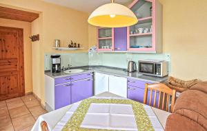 Kuchyň nebo kuchyňský kout v ubytování Gorgeous Home In Waren Müritz