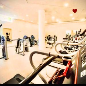 a gym with several treadmills and cardio machines at HERMOSO APARTAMENTO con hermosa VISTA in Cochabamba
