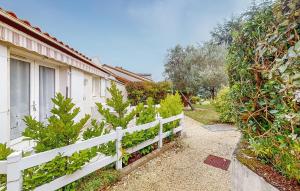 ヴォー・シュル・メールにある1 Bedroom Stunning Home In Vaux-Sur-Merの植物のある家の横にある白いフェンス +21枚の写真