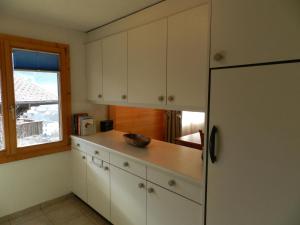 Kuchyň nebo kuchyňský kout v ubytování Apartment Hübeli - Chapman by Interhome