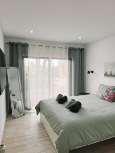 um quarto com uma cama grande e um espelho em The Green House em Alvor