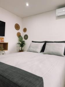 Uma cama ou camas num quarto em The Green House
