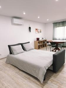 um quarto com uma cama grande e uma mesa em The Green House em Alvor