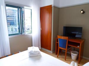 Una televisión o centro de entretenimiento en Hotel Ciudad del Sol