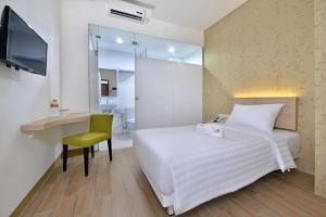 Postel nebo postele na pokoji v ubytování Whiz Hotel Falatehan Jakarta + 19 fotografií
