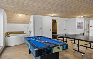 O masă de biliard de la Holiday Home Vester Mosevej Ulfborg Denm