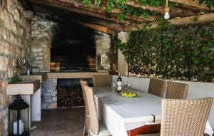 Posezení v ubytování Holiday Home Postira With Fireplace Vii