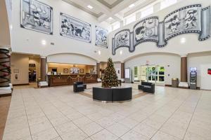Un árbol de Navidad en el vestíbulo de un centro comercial en 3 Beds Disneyfree Shuttle, en Orlando 80 fotos más
