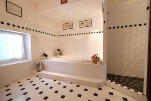 Ένα μπάνιο στο Semi-detached provencal farm with swimming pool +30 φωτογραφίες
