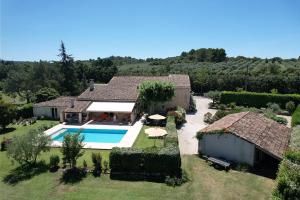 Πισίνα στο ή κοντά στο Semi-detached provencal farm with swimming pool