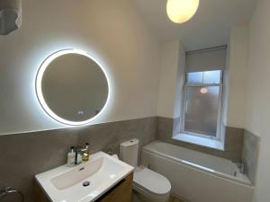 Koupelna v ubytování 1 Smithhills Sleeps 5 Central and Spacious