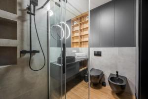 Koupelna v ubytování Praga Grochowska Unique Apartment by BookingHost + 30 fotografií