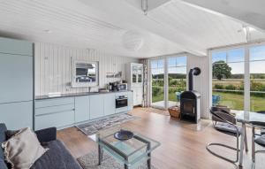 a living room with a kitchen and a table at 2 Bedroom Cozy Home In Zerpenschleuse in Berg