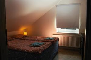 Postel nebo postele na pokoji v ubytování Prague Wellness Home, Forest Getaway