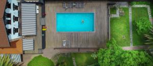 Gautegiz ArteagaにあるETXELAIA by Urdaibai Experienceの家屋のスイミングプールの上から見える