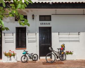 Gautegiz ArteagaにあるETXELAIA by Urdaibai Experienceの白い建物の前に駐輪した自転車2台