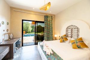 Postel nebo postele na pokoji v ubytování Stylish hôtel + 26 fotografií