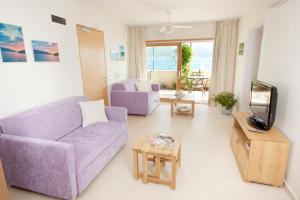 Televízia a/alebo spoločenská miestnosť v ubytovaní Eol Apartments Viganj