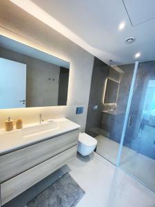 a bathroom with a sink and a shower and a toilet at Apartamento LaViu 1B by Croma in Estepona