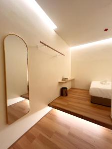 Postel nebo postele na pokoji v ubytování ONE18 Boutique Hotel