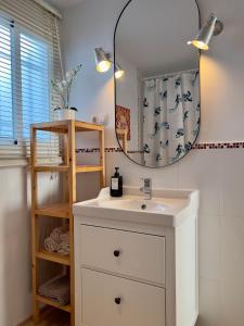 une salle de bain avec un lavabo et un miroir dans l'établissement Apartamento Con Vistas A La Bahía, à Puerto Real 18 autres photos