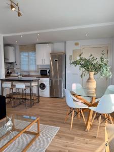 une cuisine et une salle à manger avec une table et des chaises dans l'établissement Apartamento Con Vistas A La Bahía, à Puerto Real