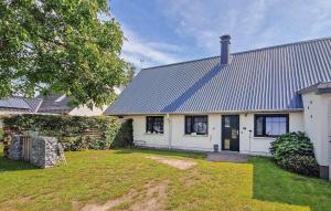 a white house with a metal roof and a yard at Doppelhaushälfte Mirow Starsow in Starsow +15 photos