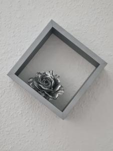 a picture of a flower in a box on a ceiling at Haus Peter Wohnung 4 in Sankt Andreasberg