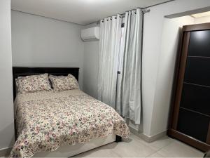 En eller flere senge i et værelse på Lacy Silva Oliveira