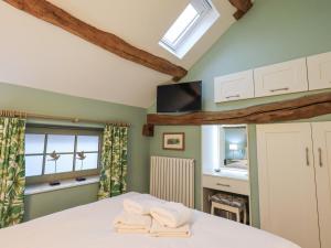 Una cocina con una mesa con toallas encima. en Old Howgate Barn, en Ambleside