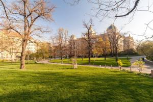 Vonkajšia záhrada v ubytovaní Wenceslas square apartment 150 m2