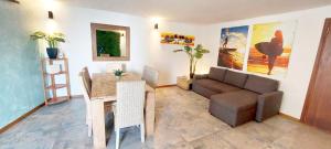 Χώρος καθιστικού στο Beach penthouse 12p, Fiber WiFi, 2 rooftopbars, 2 outdoor kitchens, outdoor shower, spectacular 180 degrees ocean view!