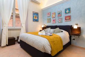 - une chambre avec un lit et une couverture jaune dans l'établissement B&B Arco Di Gallieno, à Rome
