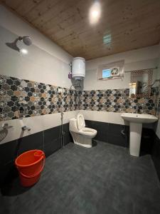 Bagno di Hotel Neelgiri - Manali Diaries