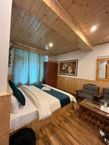 Letto o letti in una camera di Hotel Neelgiri - Manali Diaries