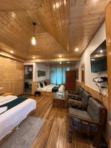 TV a/nebo společenská místnost v ubytování Hotel Neelgiri - Manali Diaries