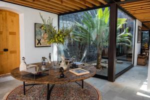 a bathroom with a table with two sinks and a mirror at Casa Carmen Xólotl in Oaxaca City