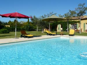 Bazén v ubytování nice family vacation house with heated swimming pool, in mouries, alpilles areas 10 persons nebo v jeho okolí + 19 fotografií