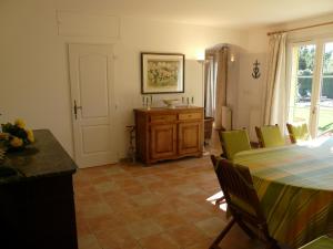 Posezení v ubytování nice family vacation house with heated swimming pool, in mouries, alpilles areas 10 persons