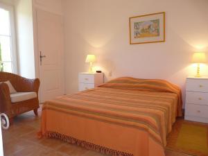 Postel nebo postele na pokoji v ubytování nice family vacation house with heated swimming pool, in mouries, alpilles areas 10 persons