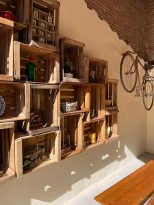 Perpustakaan di rumah tamu ini +22 gambar