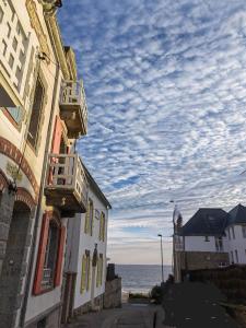 widok na ocean z dwóch budynków w obiekcie Appartement 3 pièces cœur ville w mieście Quiberon