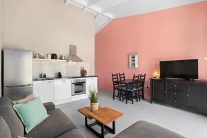 Η κουζίνα ή μικρή κουζίνα στο Kas Kontentu in Caribbean Court