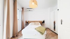 モトリルにあるCasa Falucho Motrilの白いベッドルーム(ベッド2台、鏡付) +17枚の写真